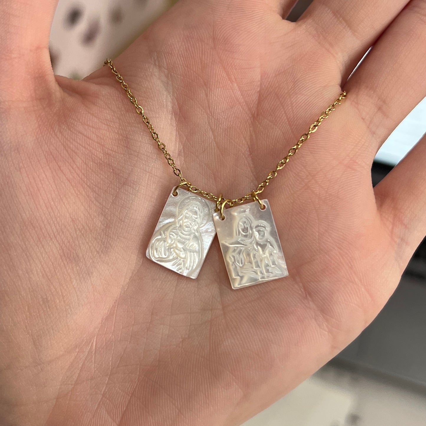 Collar ESCAPULARIO NÁCAR DORADO