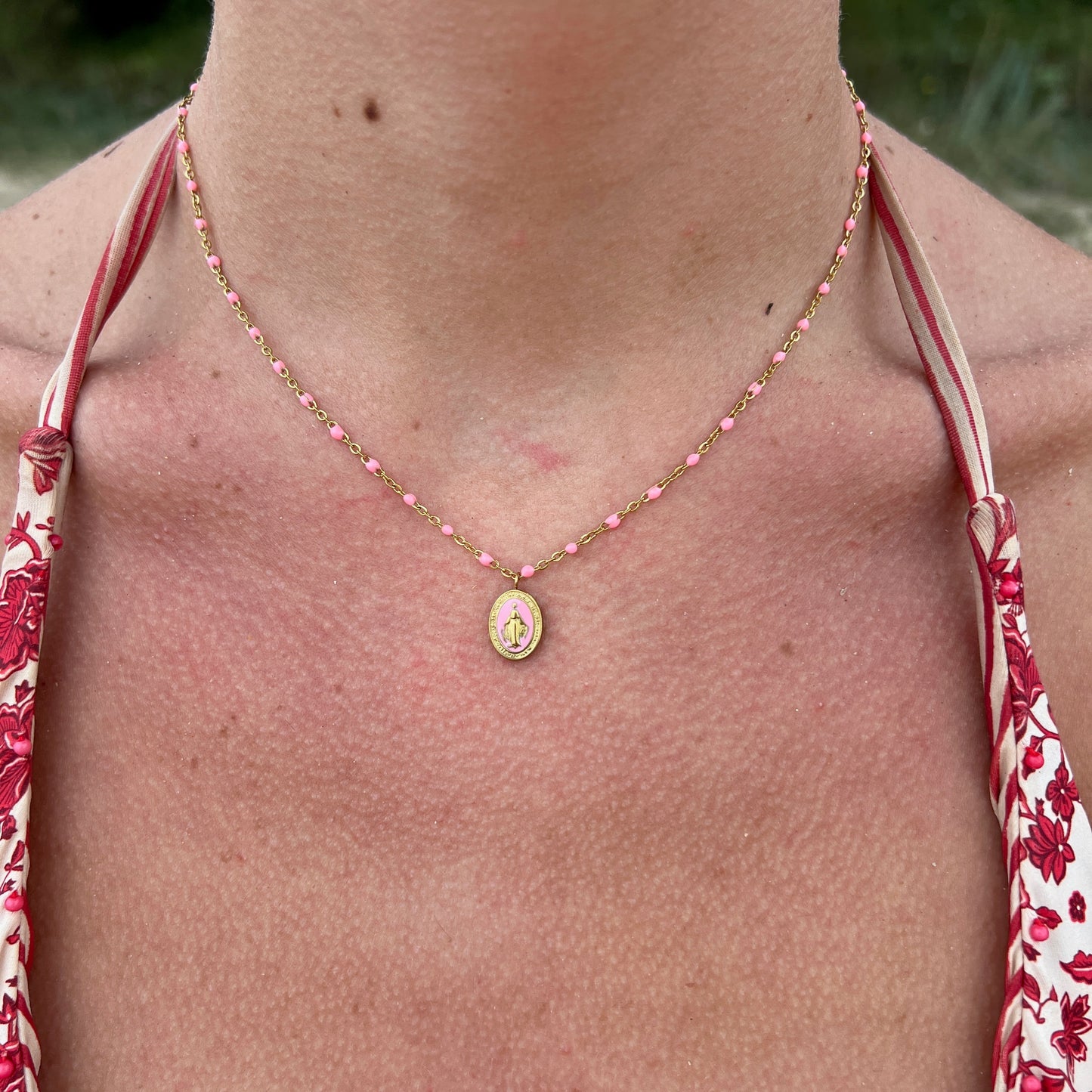 Collar ESMALTE ROSA MILAGROSA DORADO