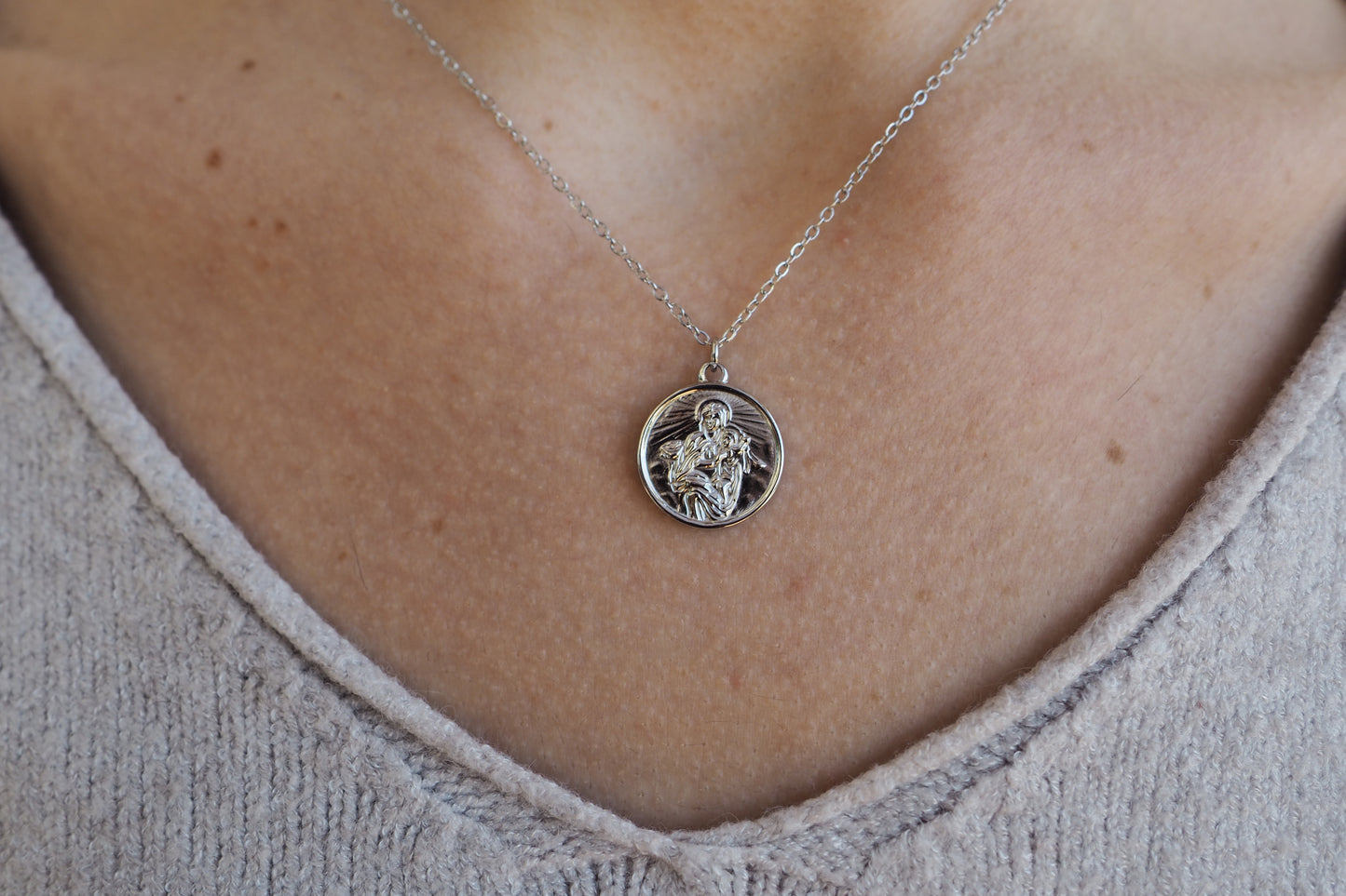 Collar VIRGEN DEL CARMEN FLOR PLATEADO
