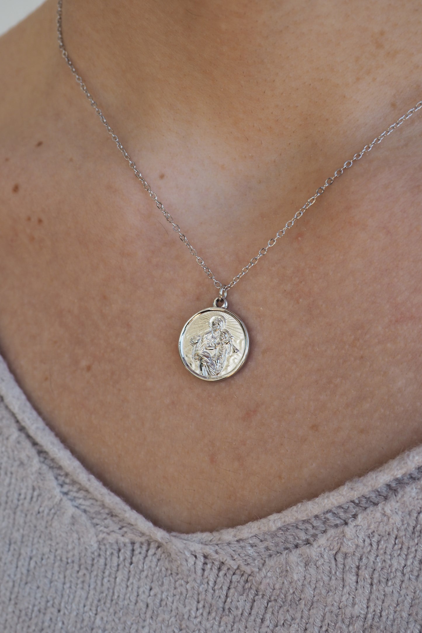 Collar VIRGEN DEL CARMEN FLOR PLATEADO