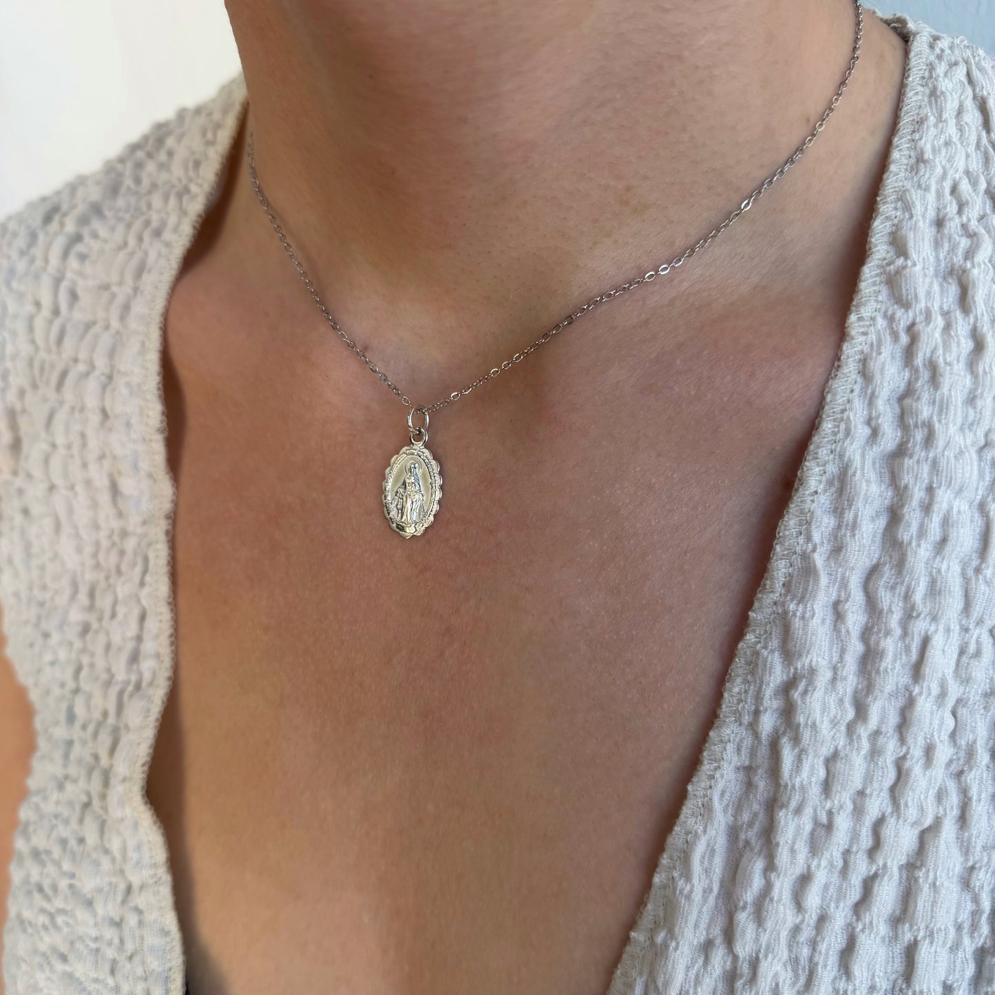 Collar VIRGEN MILAGROSA RELIEVE PLATEADO