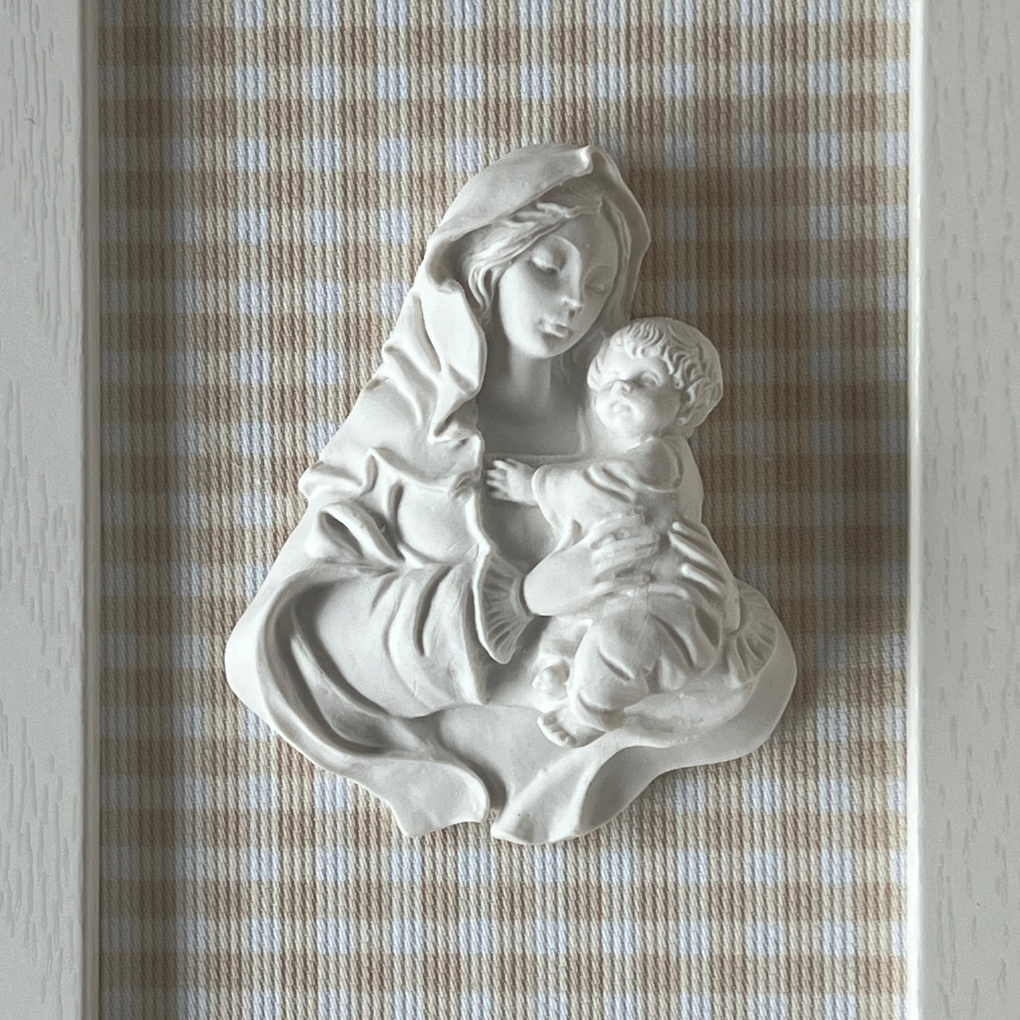 Cuadro Virgen de la Familia - Vichy beige (marco blanco)