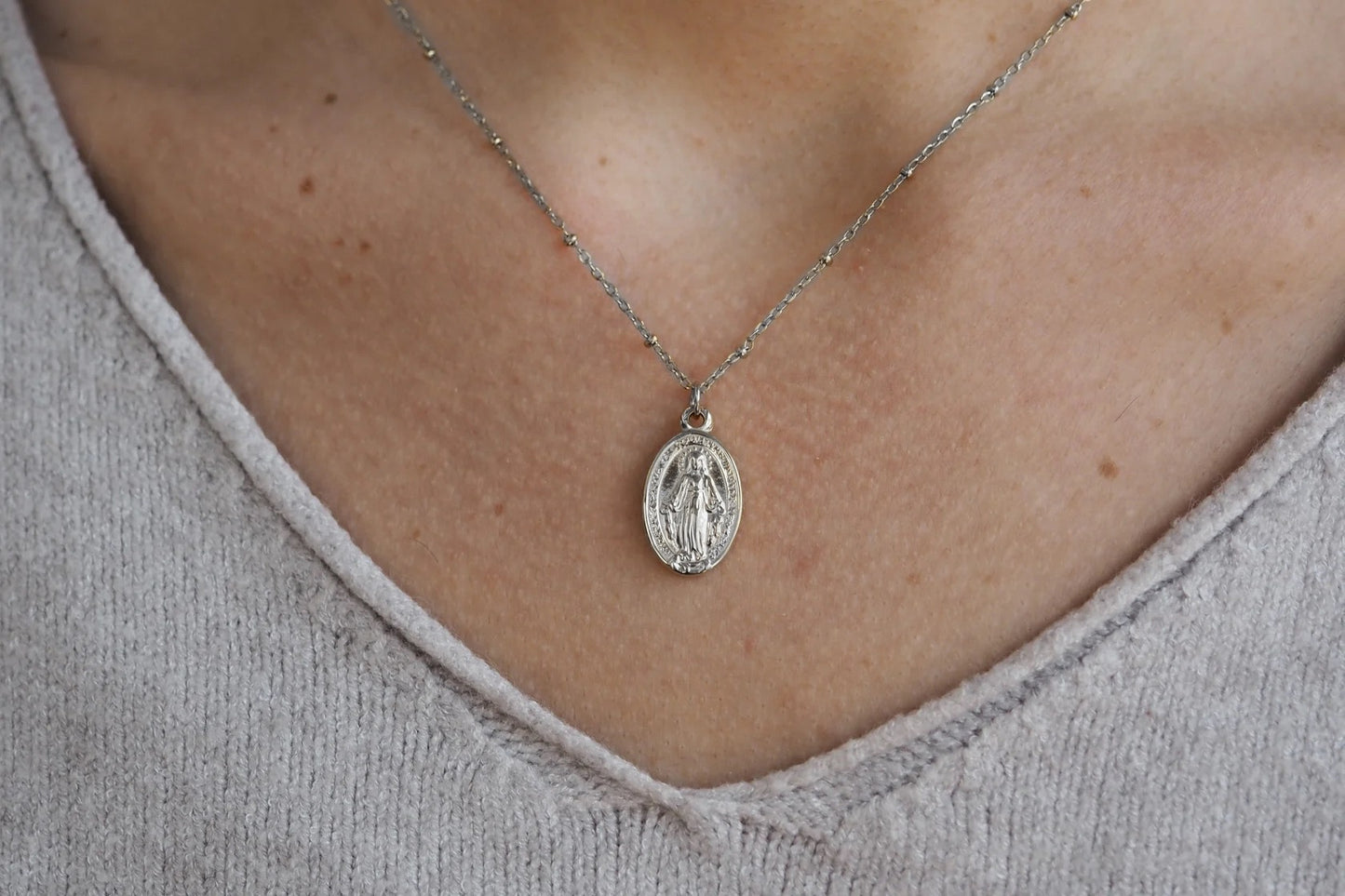 Collar VIRGEN MILAGROSA PLATEADO