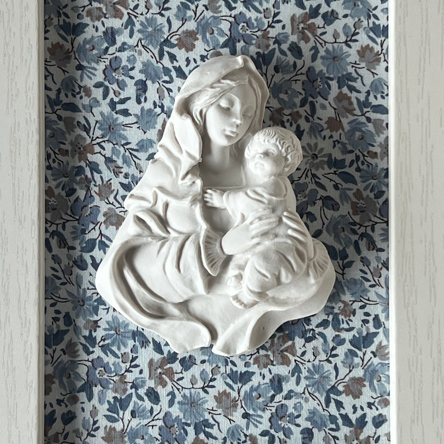 Cuadro Virgen de la Familia - Flores azules (marco blanco)