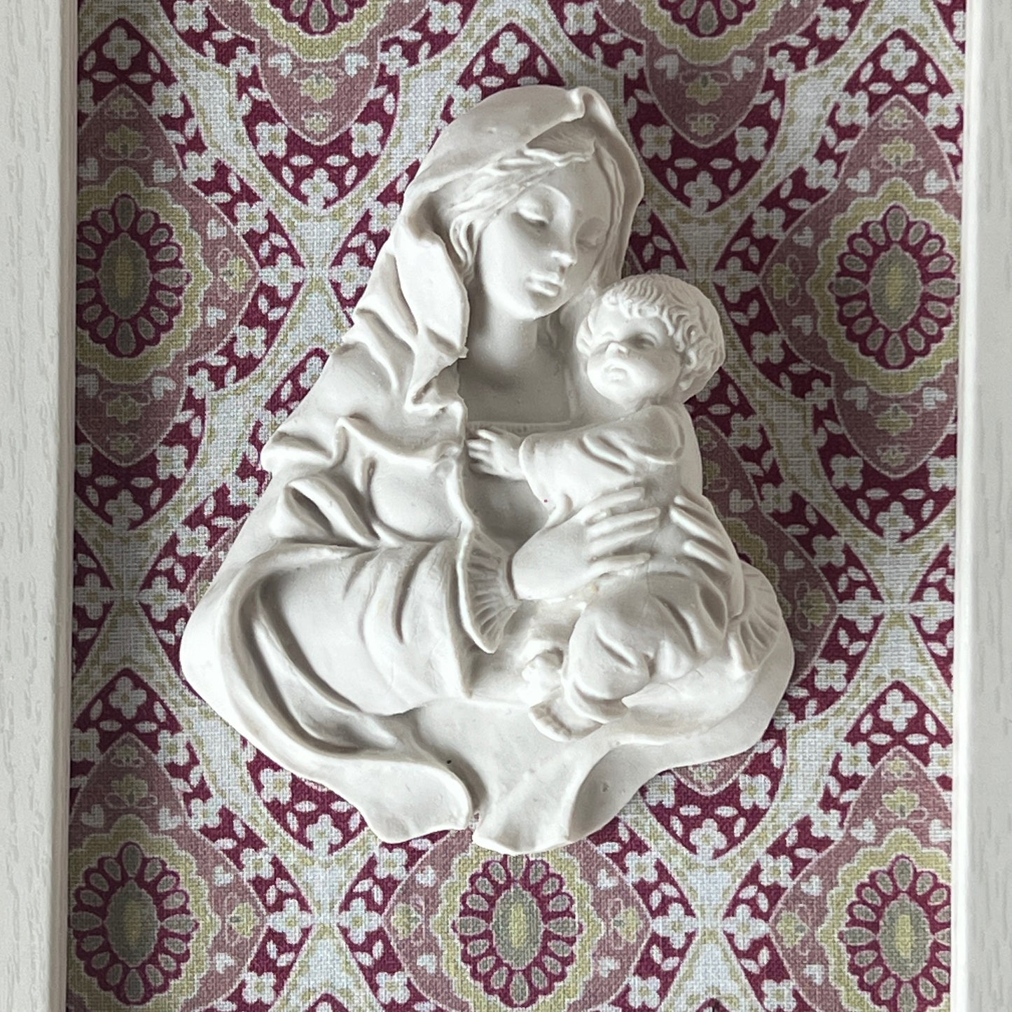 Cuadro Virgen de la Familia - Rombos (marco blanco)