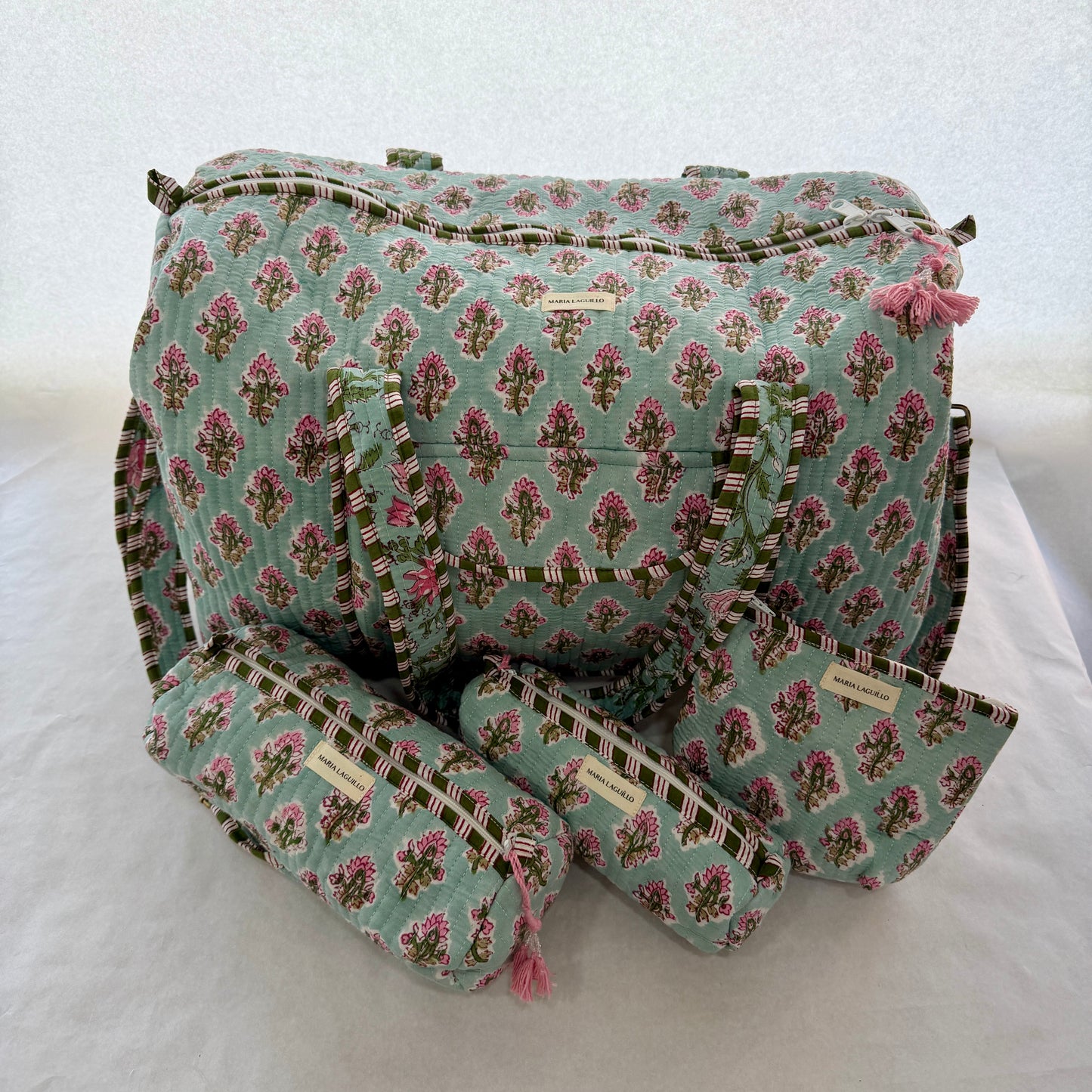 PACK BOLSO DE VIAJE Y NECESERES IMPERMEABLES AURAT