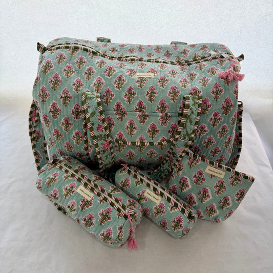 PACK BOLSO DE VIAJE Y NECESERES IMPERMEABLES AURAT