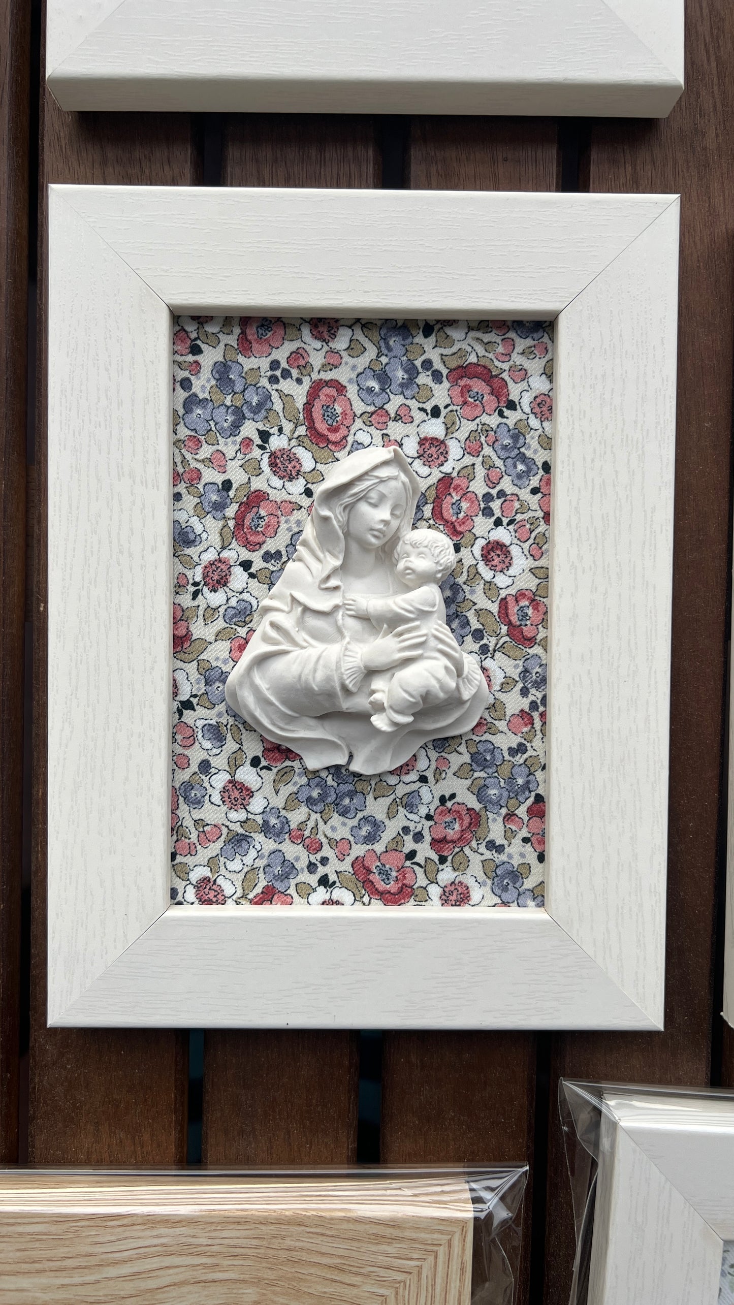 Cuadro Virgen de la Familia - Flores rosas y azules (marco blanco)