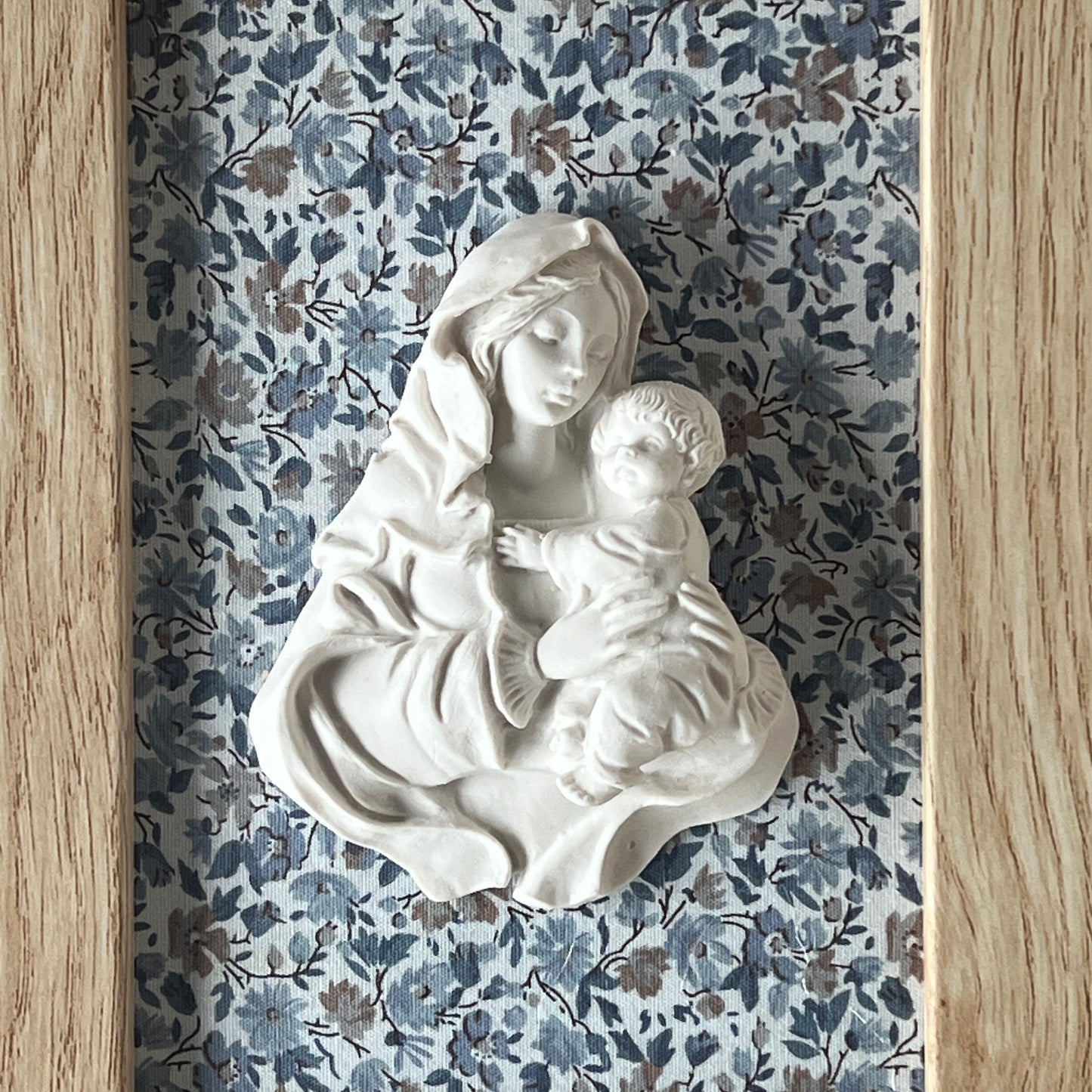 Cuadro Virgen de la Familia - Flores azules (marco madera)