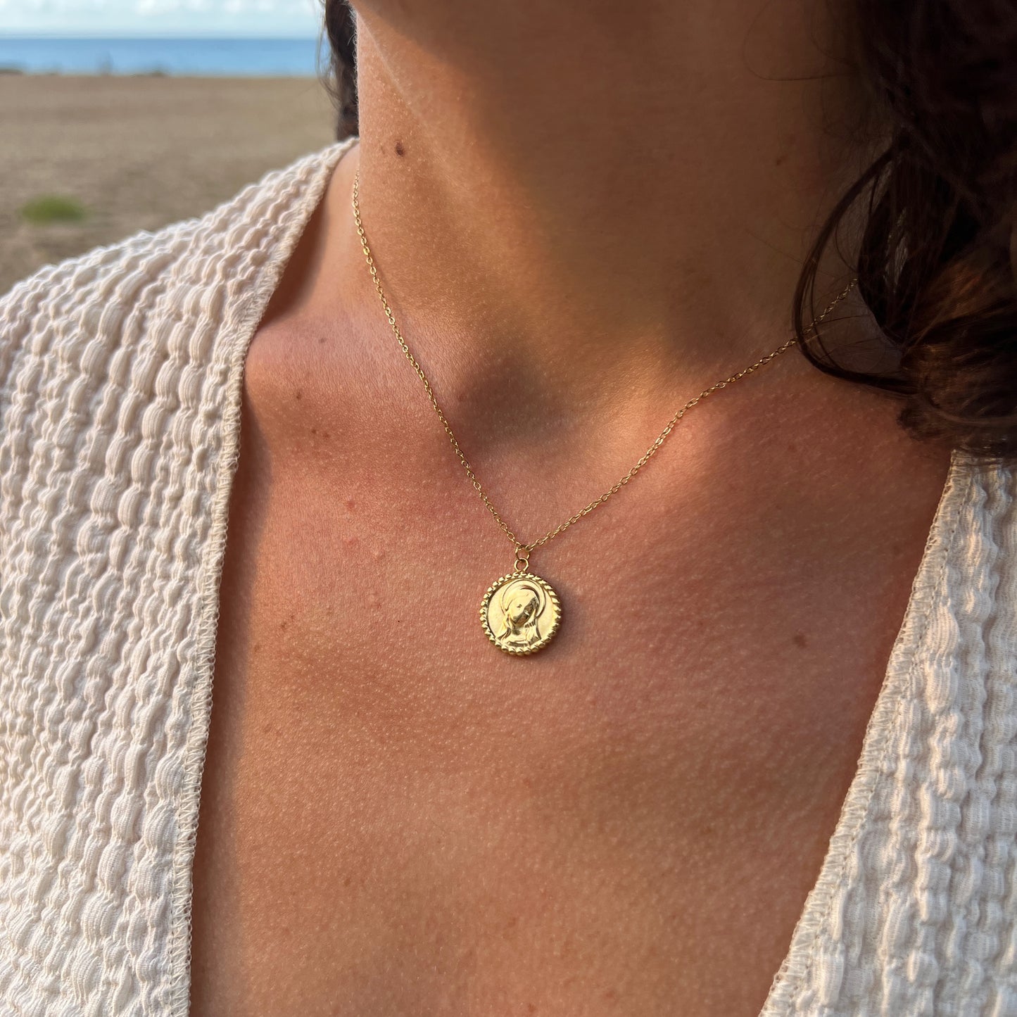 Collar VIRGENCITA BOLITAS DORADO