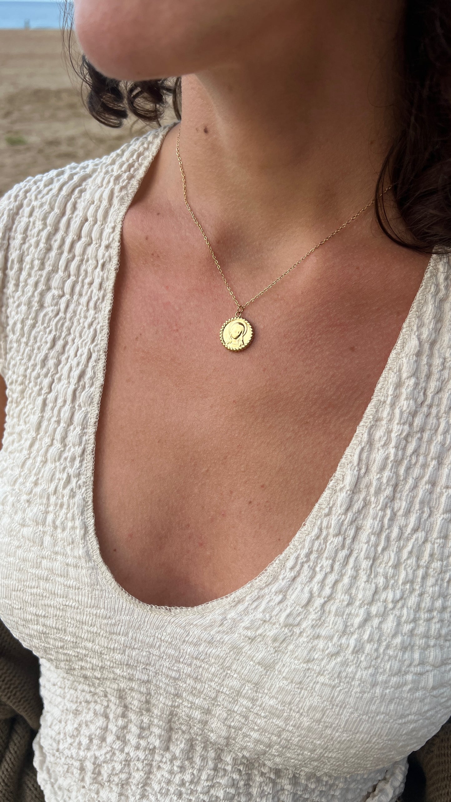 Collar VIRGENCITA BOLITAS DORADO