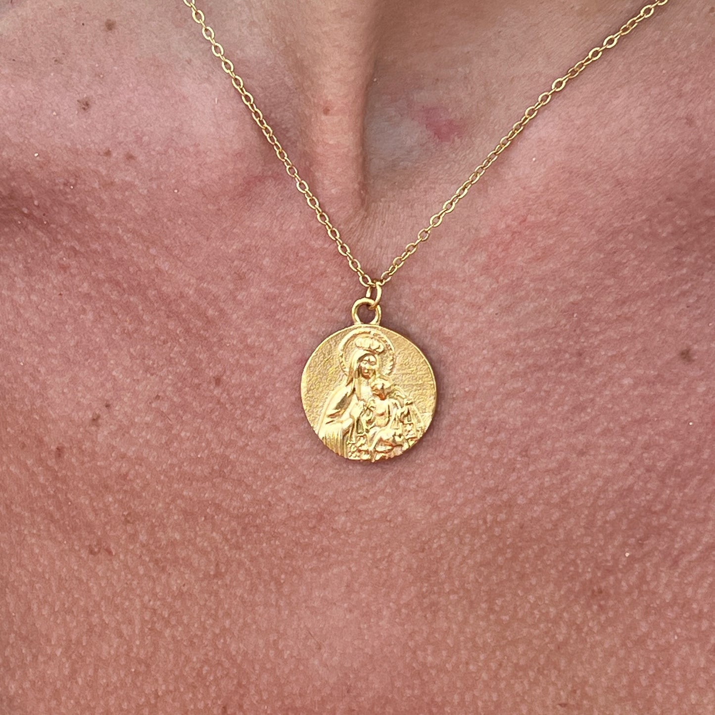 Collar MEDALLA VIRGEN DEL CARMEN DORADO