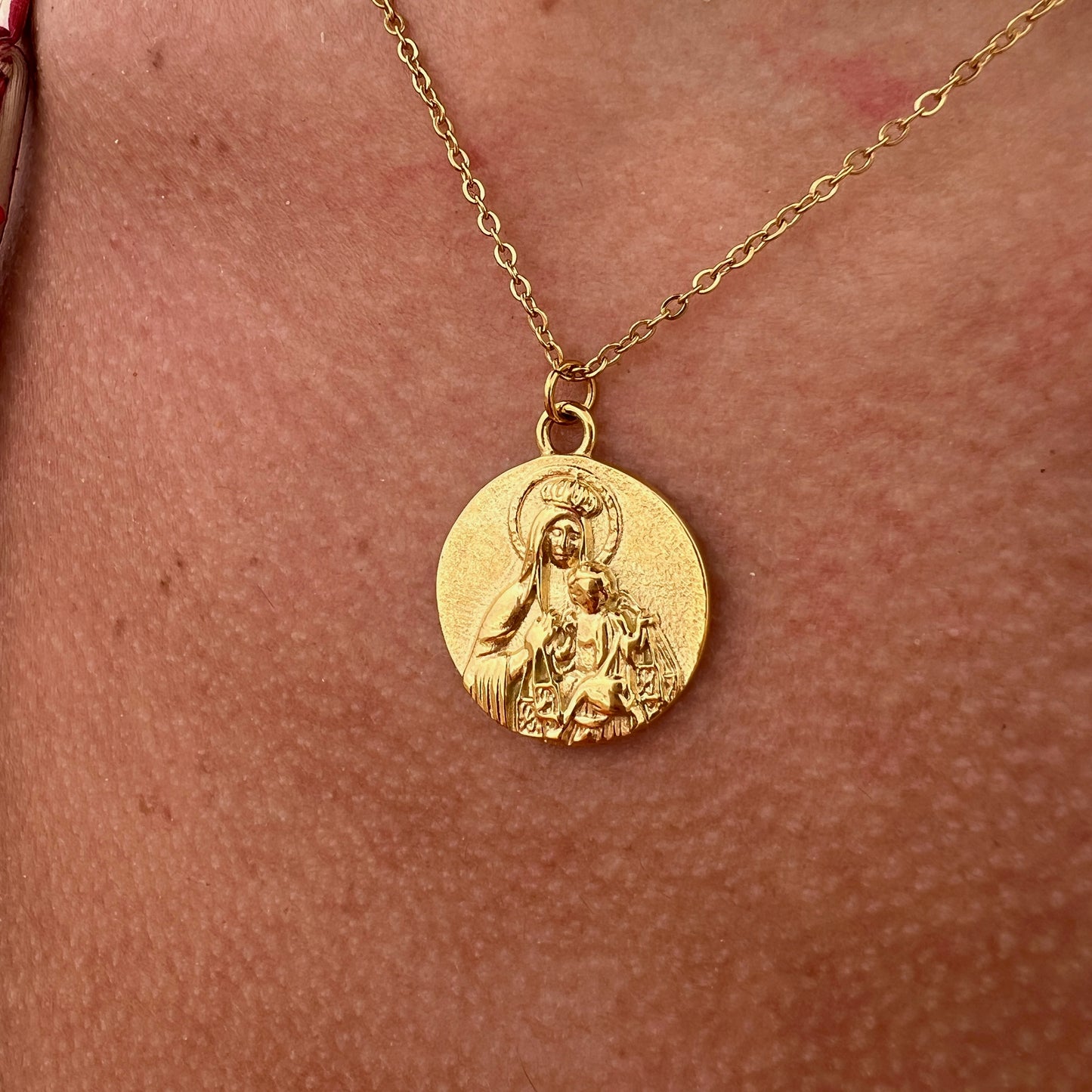 Collar MEDALLA VIRGEN DEL CARMEN DORADO