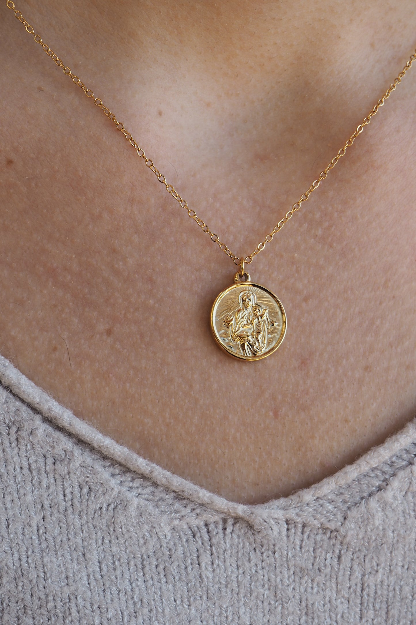 Collar VIRGEN DEL CARMEN FLOR DORADO