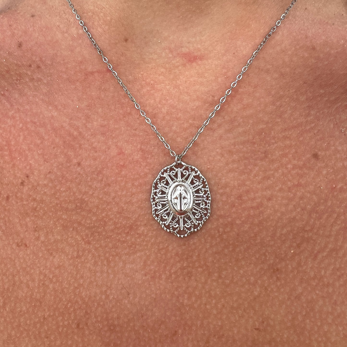 Collar VIRGEN FILIGRANA PLATEADO