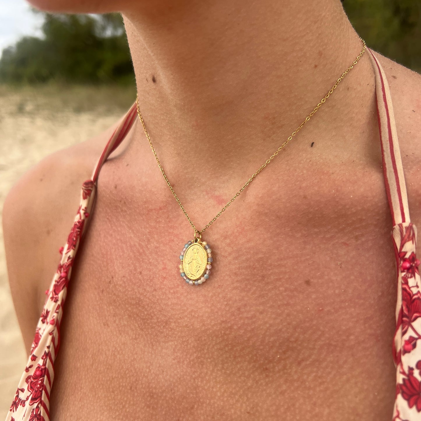 Collar VIRGEN PIEDRAS PASTEL DORADO