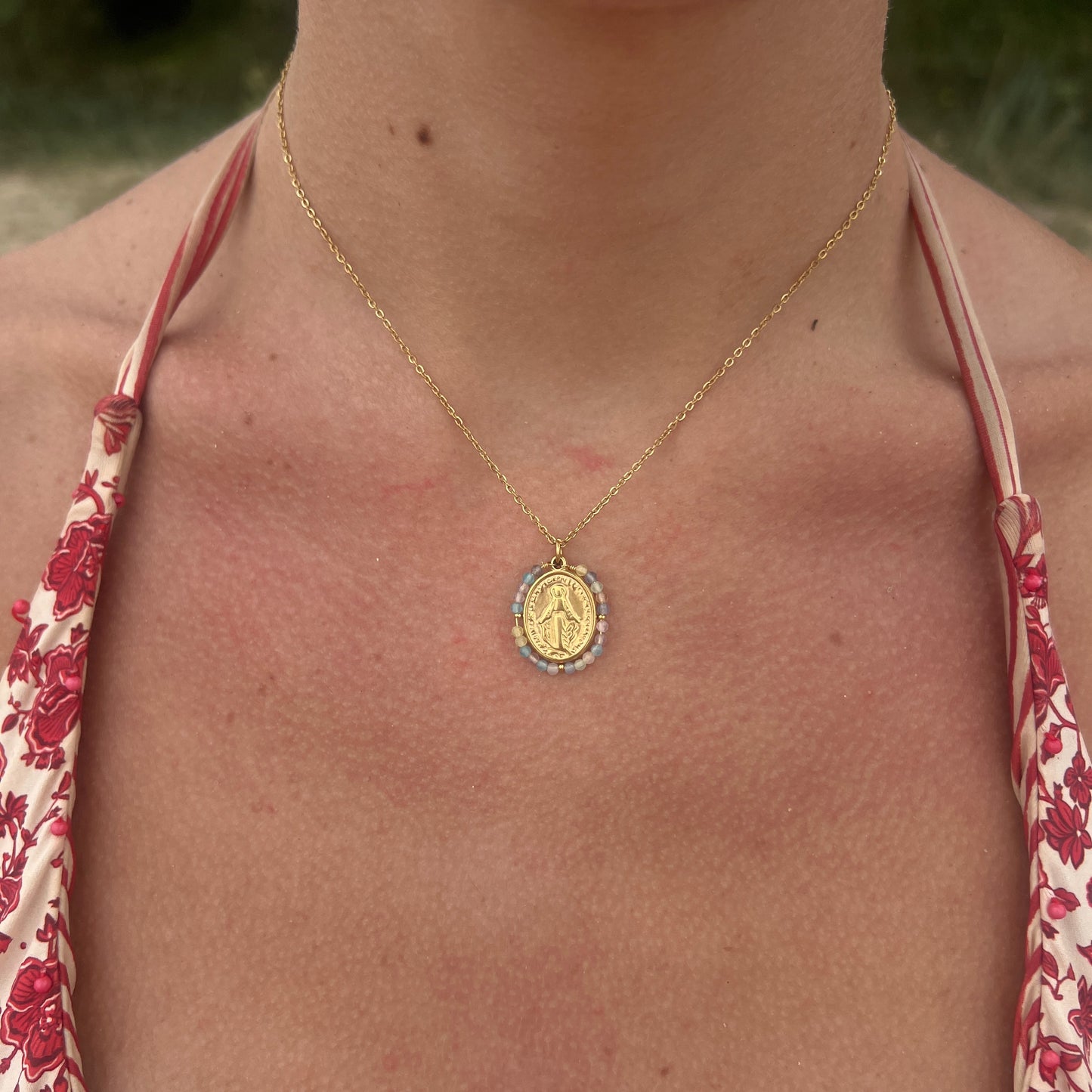 Collar VIRGEN PIEDRAS PASTEL DORADO