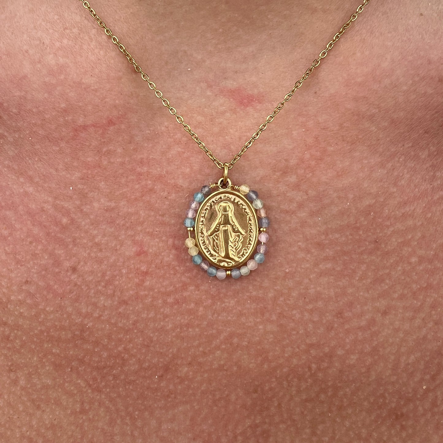 Collar VIRGEN PIEDRAS PASTEL DORADO