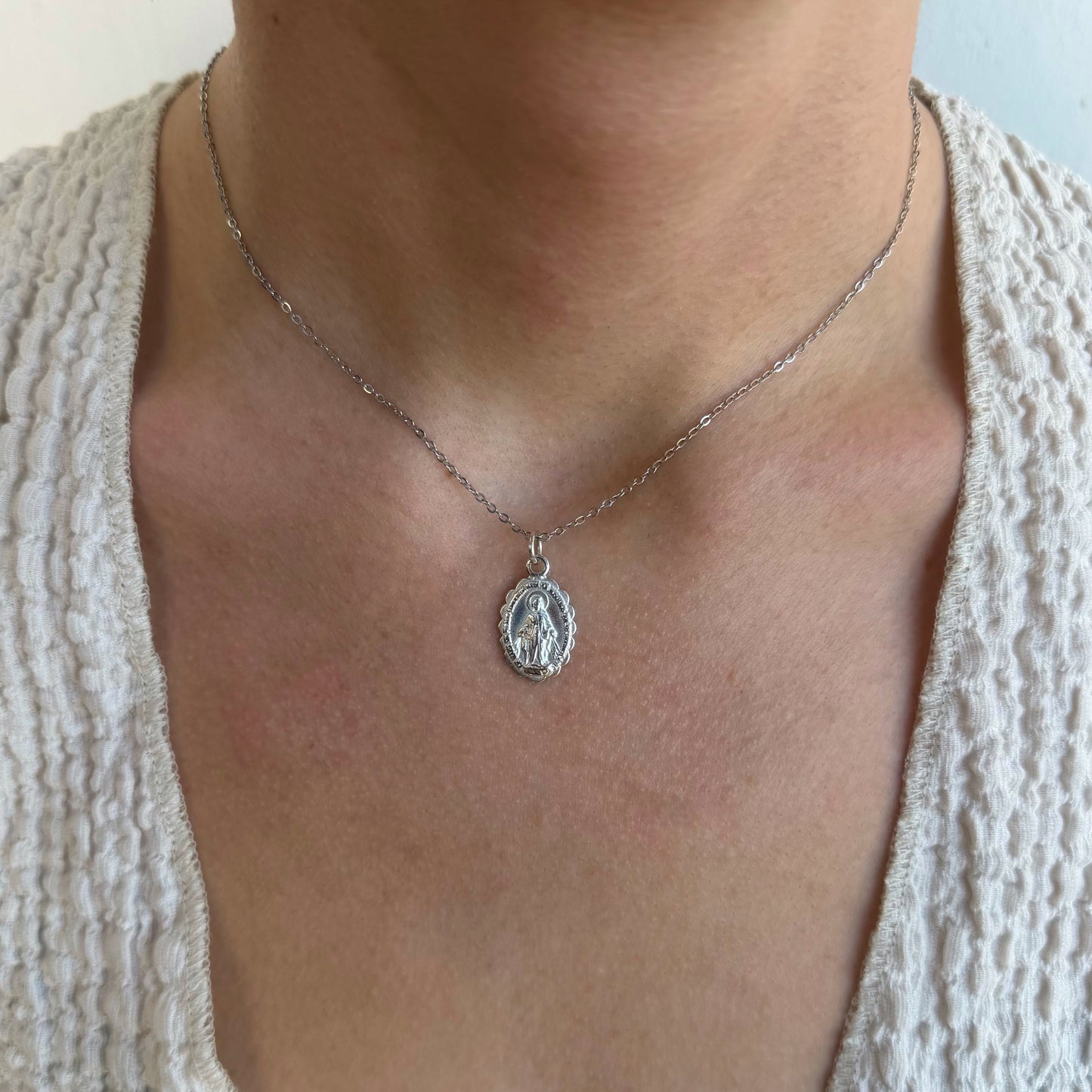 Collar VIRGEN MILAGROSA RELIEVE PLATEADO