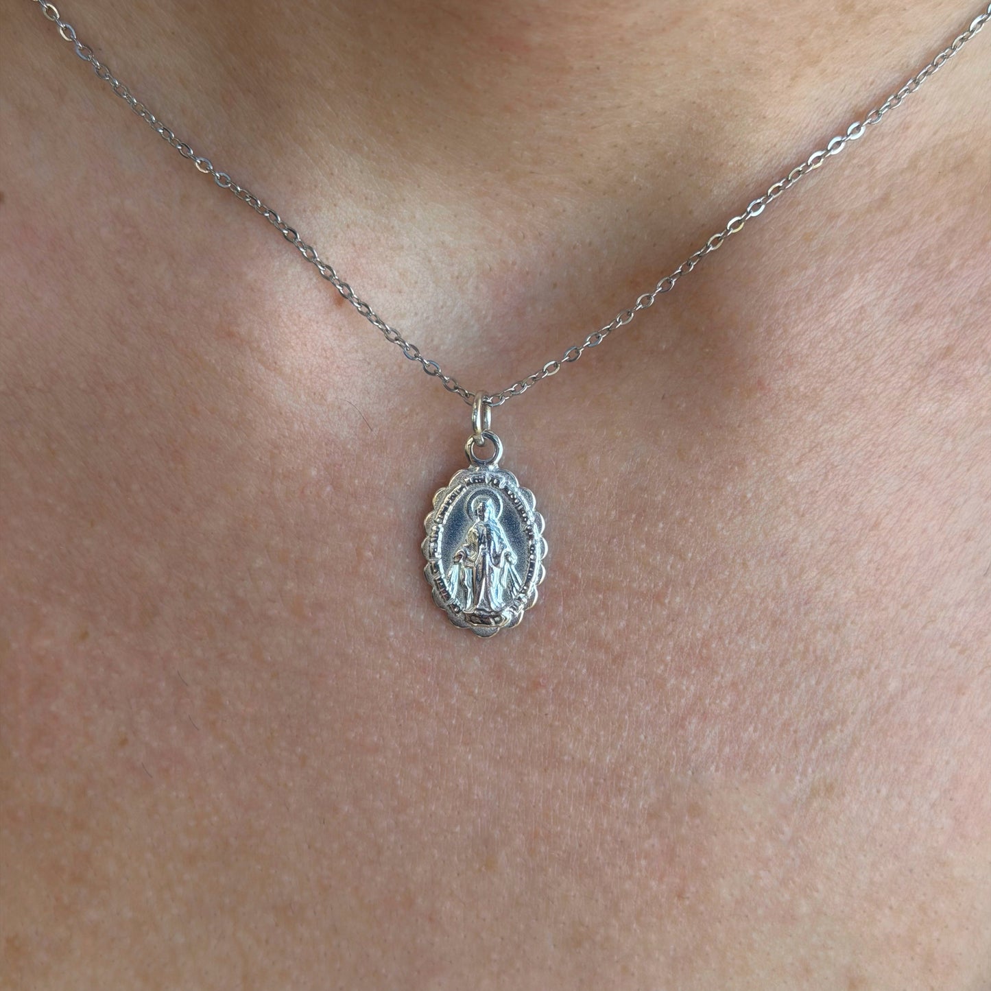 Collar VIRGEN MILAGROSA RELIEVE PLATEADO