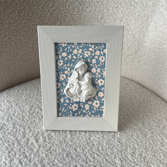 Cuadro Virgen de la Familia - Flores azules y blancas (marco blanco)