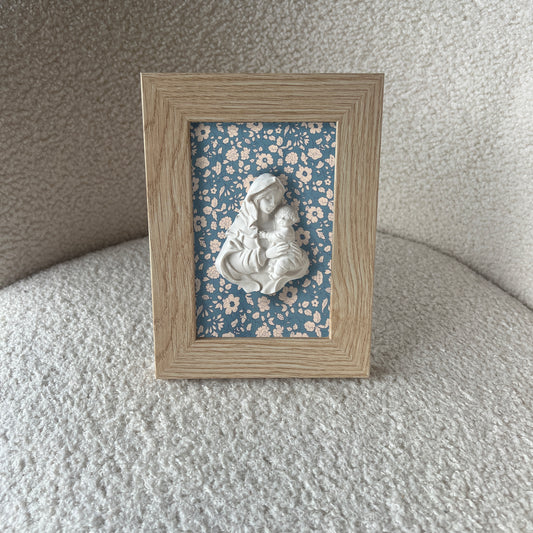Cuadro Virgen de la Familia - Flores azules y blancas (marco madera)