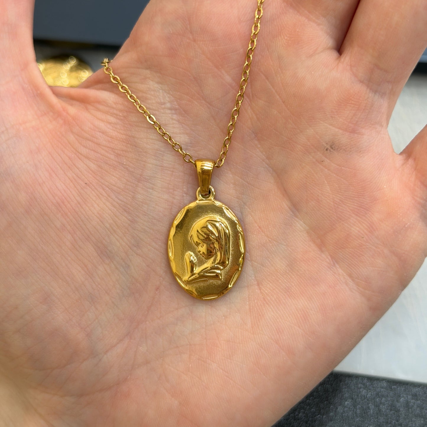 Collar VIRGEN NIÑA DORADO