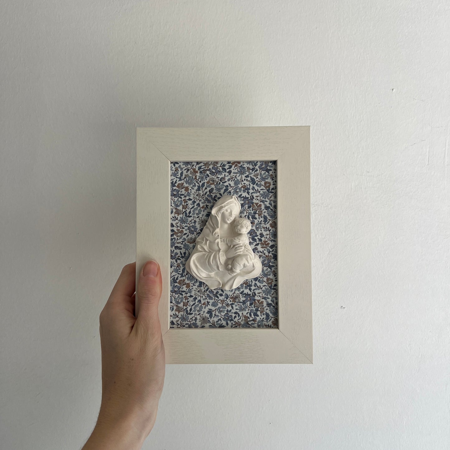 PRE-VENTA Cuadro Virgen de la Familia - Flores azules (marco blanco) | Se enviará el miércoles 10 de diciembre