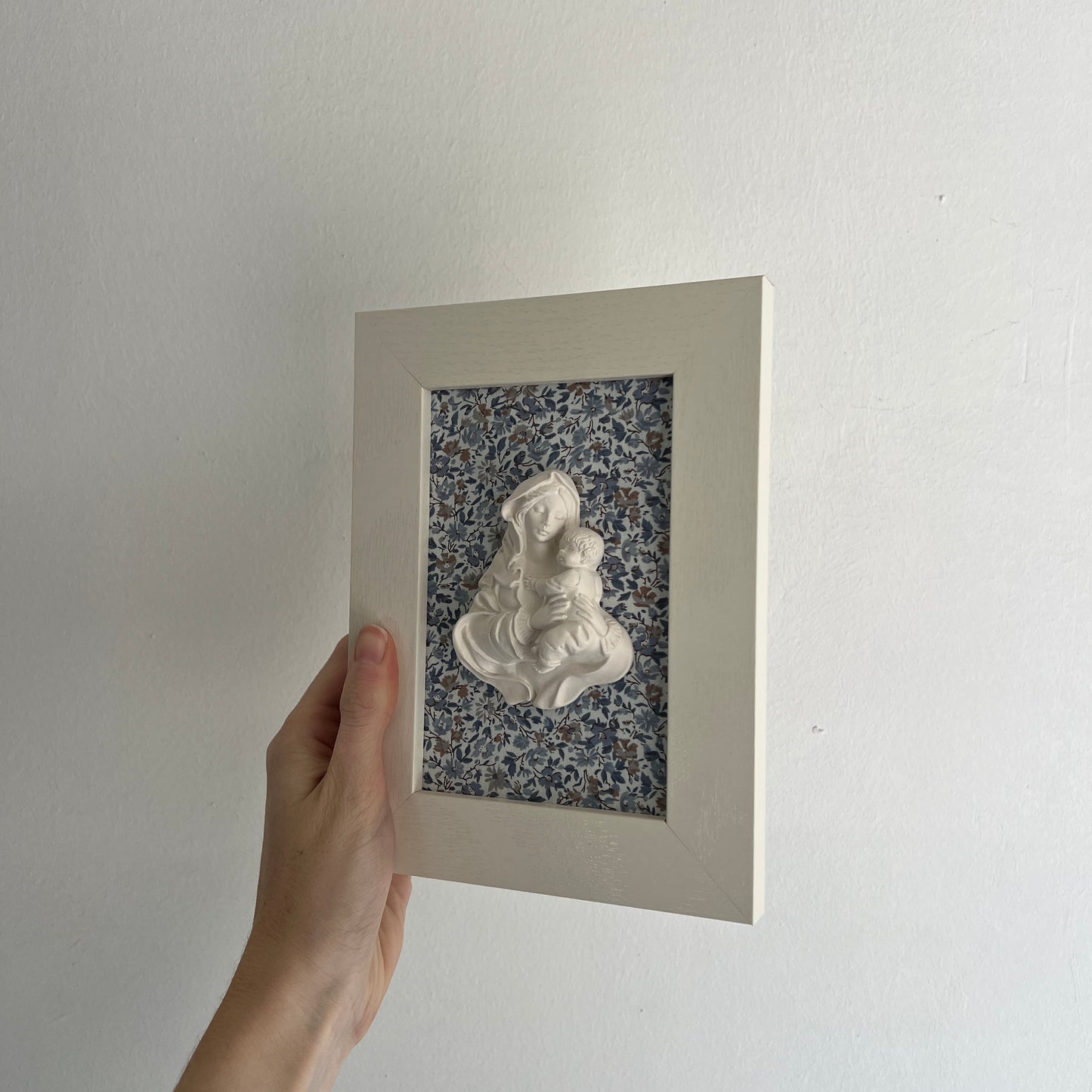 PRE-VENTA Cuadro Virgen de la Familia - Flores azules (marco blanco) | Se enviará el miércoles 10 de diciembre