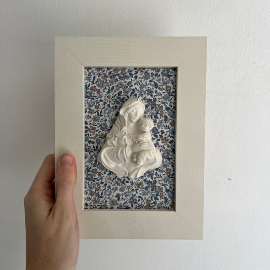 PRE-VENTA Cuadro Virgen de la Familia - Flores azules (marco blanco) | Se enviará el miércoles 10 de diciembre