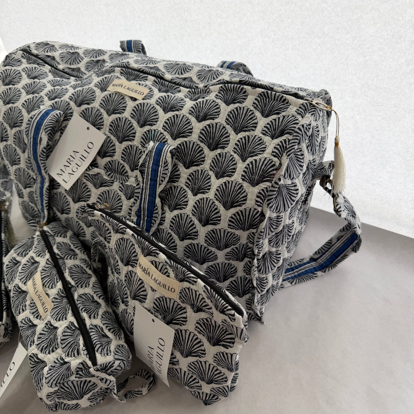 PACK BOLSO DE PLAYA CON 3 NECESERES AMRITA