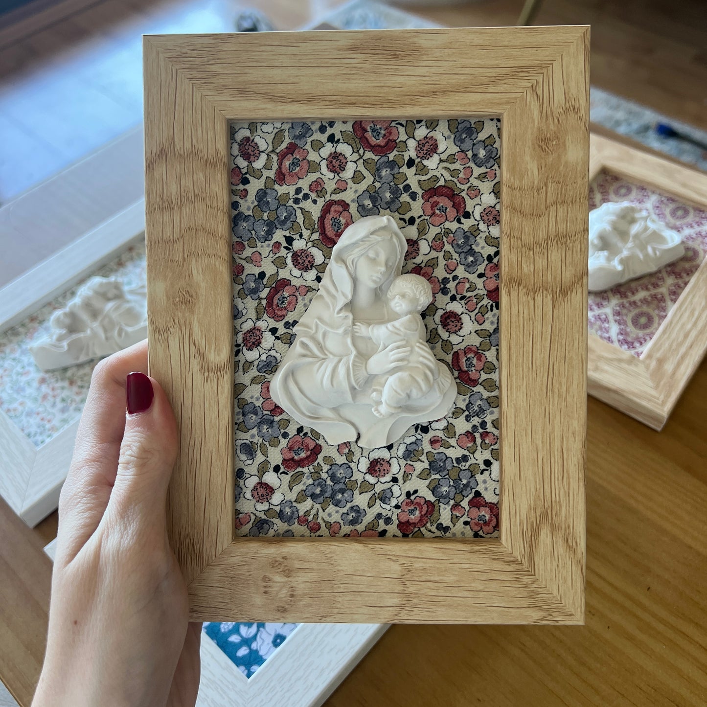 Cuadro Virgen de la Familia - Flores rosas y azules (marco madera)