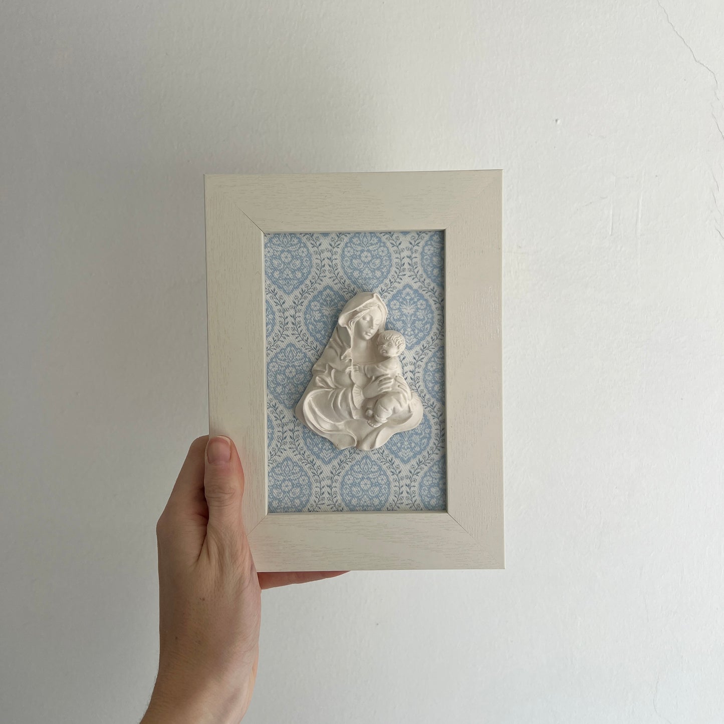 PRE-VENTA Cuadro Virgen de la Familia - Motivos azules (marco blanco) | Se enviará el miércoles 10 de diciembre