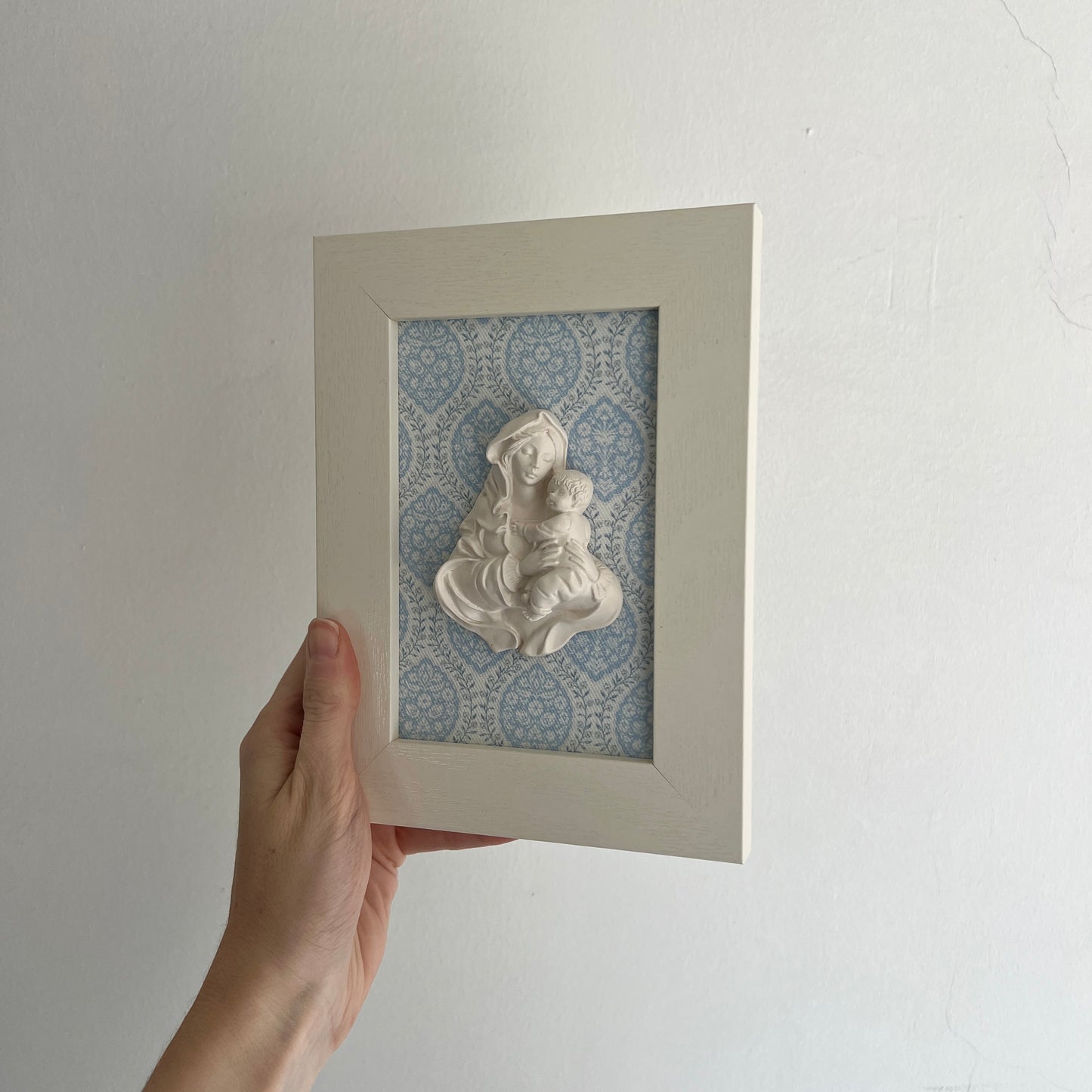 PRE-VENTA Cuadro Virgen de la Familia - Motivos azules (marco blanco) | Se enviará el miércoles 10 de diciembre