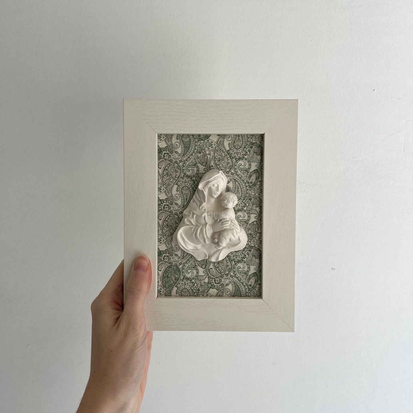 PRE-VENTA Cuadro Virgen de la Familia - Paisley verde (marco blanco) | Se enviará el miércoles 10 de diciembre