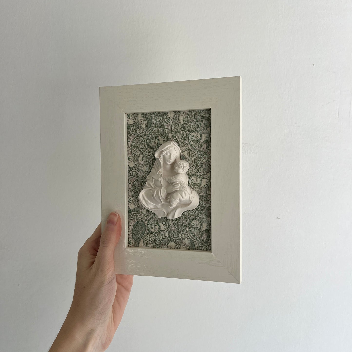 PRE-VENTA Cuadro Virgen de la Familia - Paisley verde (marco blanco) | Se enviará el miércoles 10 de diciembre