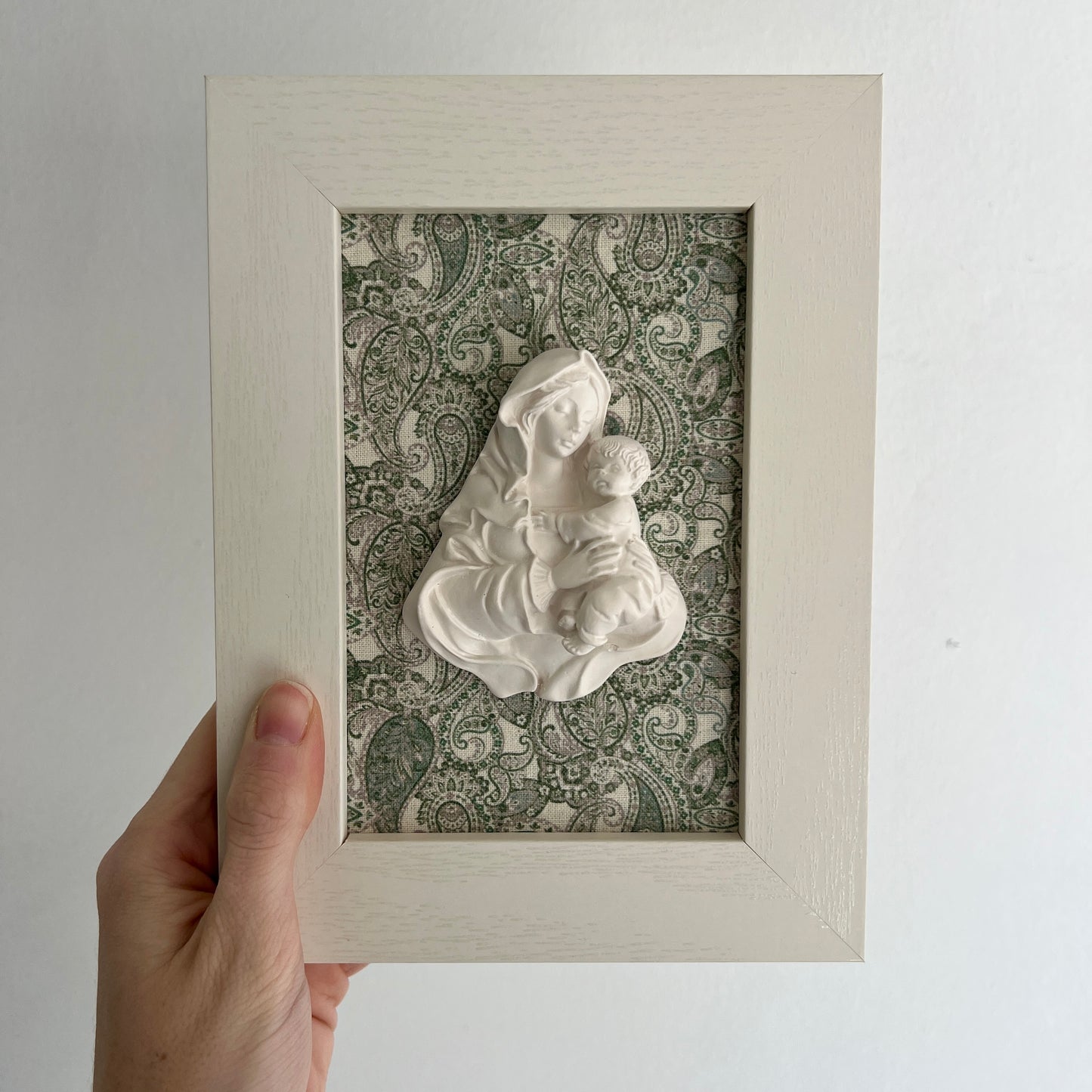 PRE-VENTA Cuadro Virgen de la Familia - Paisley verde (marco blanco) | Se enviará el miércoles 10 de diciembre