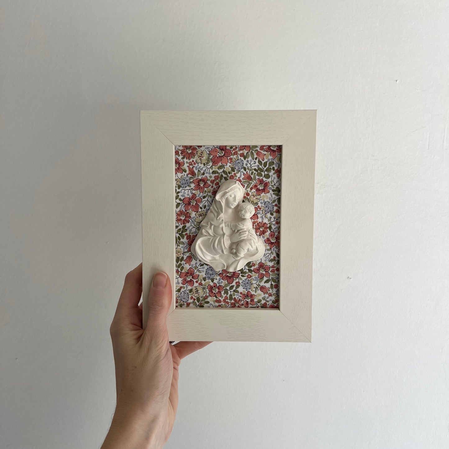 PRE-VENTA Cuadro Virgen de la Familia - Flores rojas y verdes (marco blanco) | Se enviará el miércoles 10 de diciembre