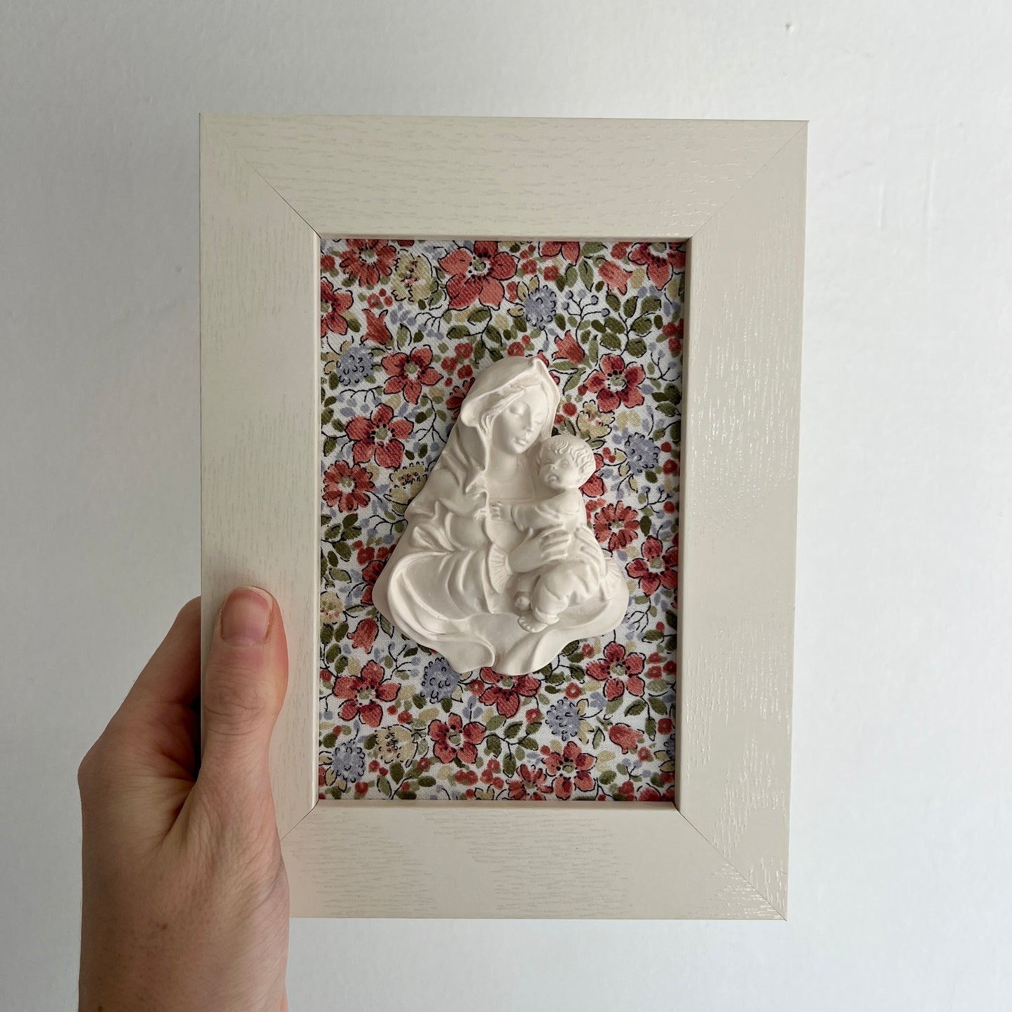 PRE-VENTA Cuadro Virgen de la Familia - Flores rojas y verdes (marco blanco) | Se enviará el miércoles 10 de diciembre