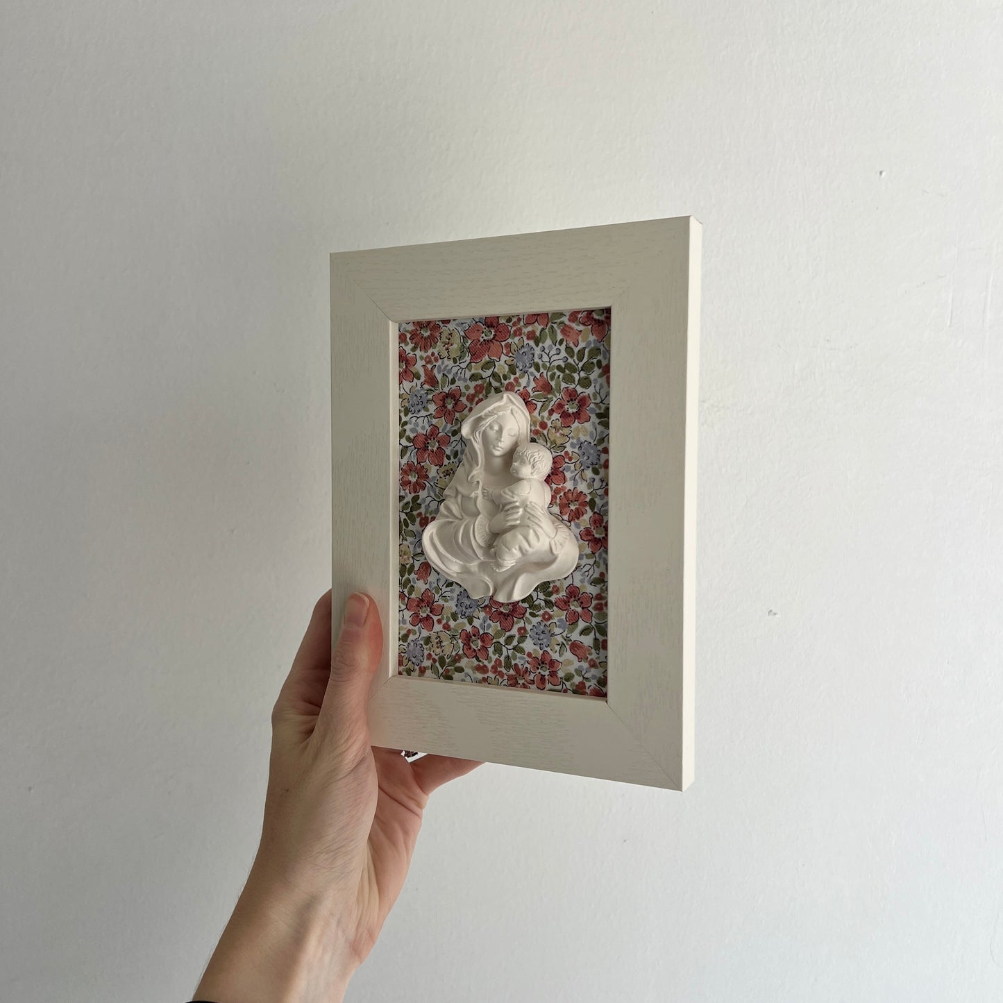 PRE-VENTA Cuadro Virgen de la Familia - Flores rojas y verdes (marco blanco) | Se enviará el miércoles 10 de diciembre