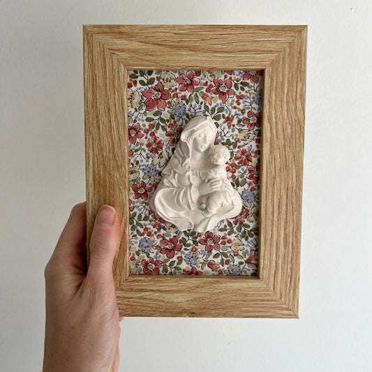 PRE-VENTA Cuadro Virgen de la Familia - Flores rojas y verdes (marco madera) | Se enviará el miércoles 10 de diciembre