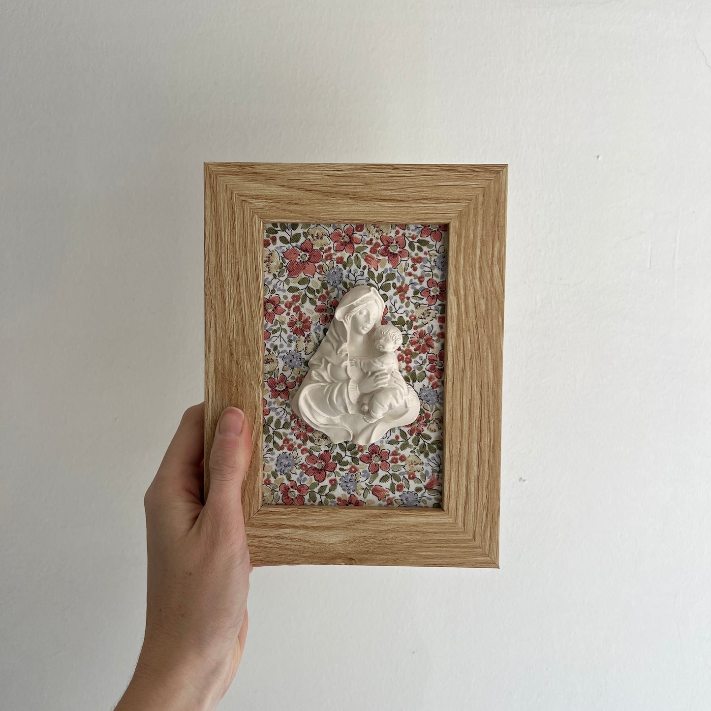 PRE-VENTA Cuadro Virgen de la Familia - Flores rojas y verdes (marco madera) | Se enviará el miércoles 10 de diciembre