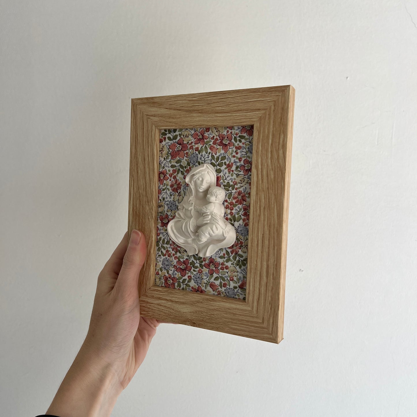 PRE-VENTA Cuadro Virgen de la Familia - Flores rojas y verdes (marco madera) | Se enviará el miércoles 10 de diciembre