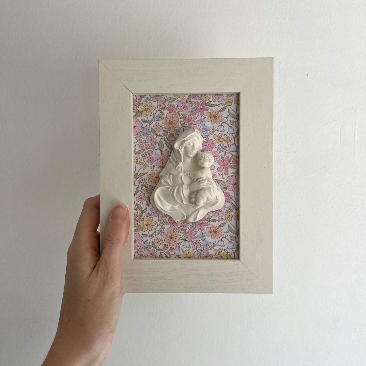 PRE-VENTA Cuadro Virgen de la Familia - Flores rosas y amarillas (marco blanco) | Se enviará el miércoles 10 de diciembre