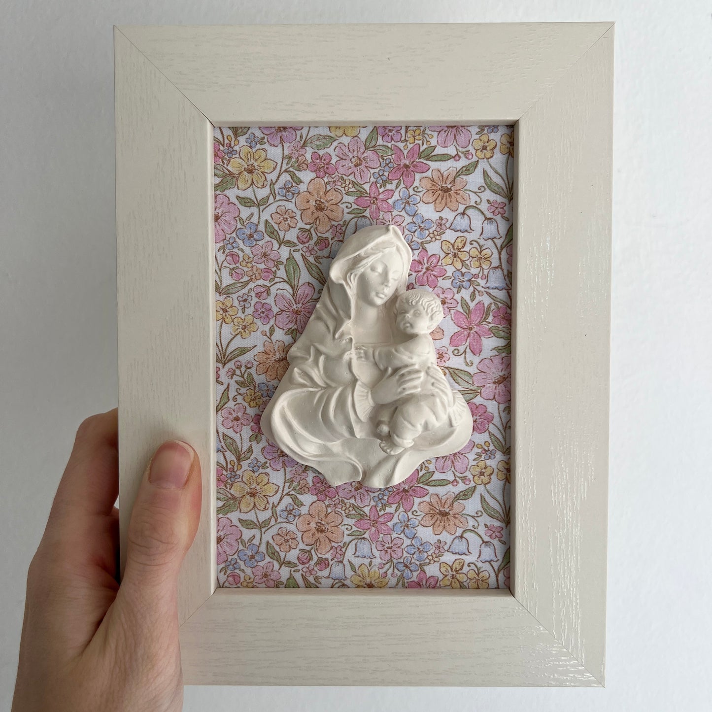 PRE-VENTA Cuadro Virgen de la Familia - Flores rosas y amarillas (marco blanco) | Se enviará el miércoles 10 de diciembre