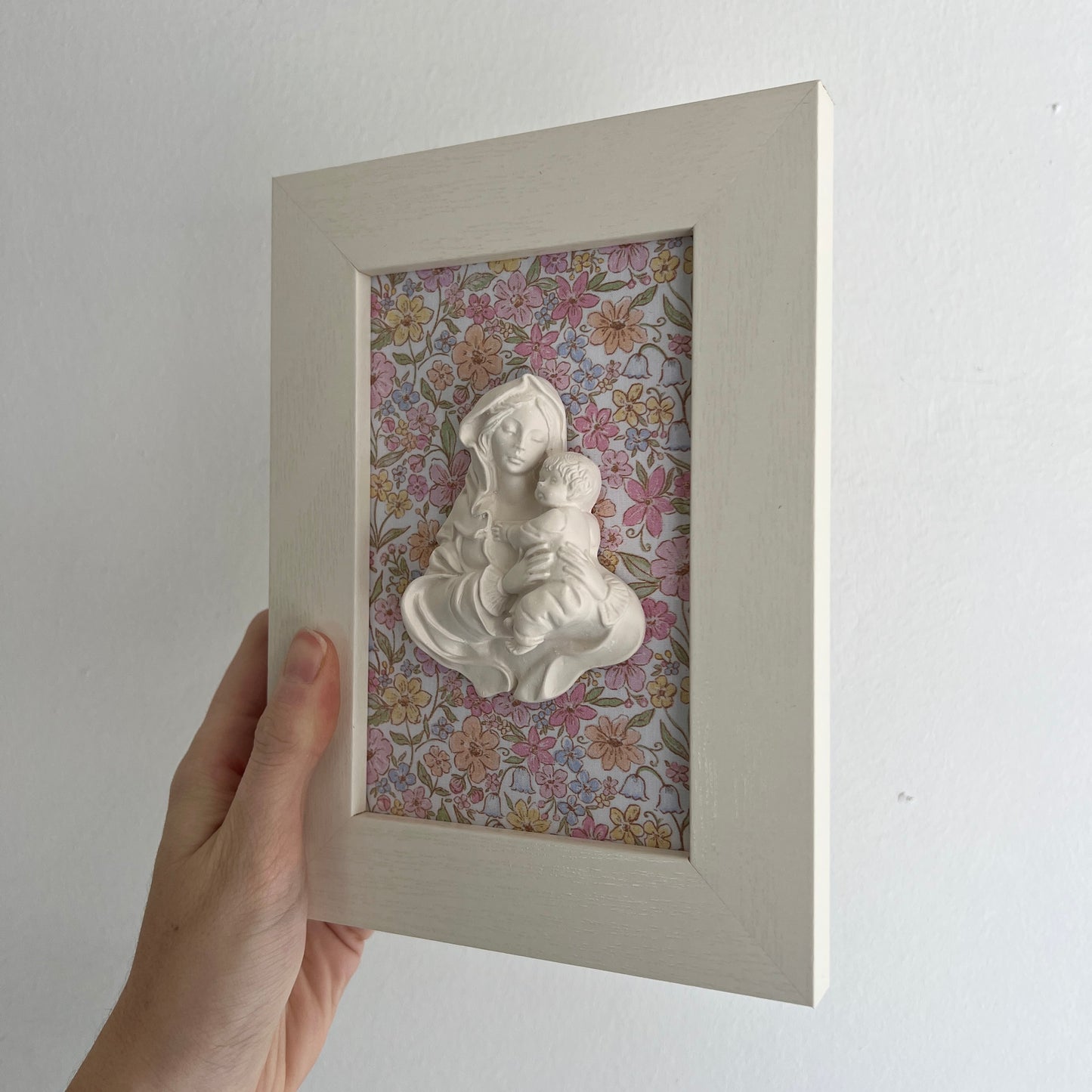 PRE-VENTA Cuadro Virgen de la Familia - Flores rosas y amarillas (marco blanco) | Se enviará el miércoles 10 de diciembre