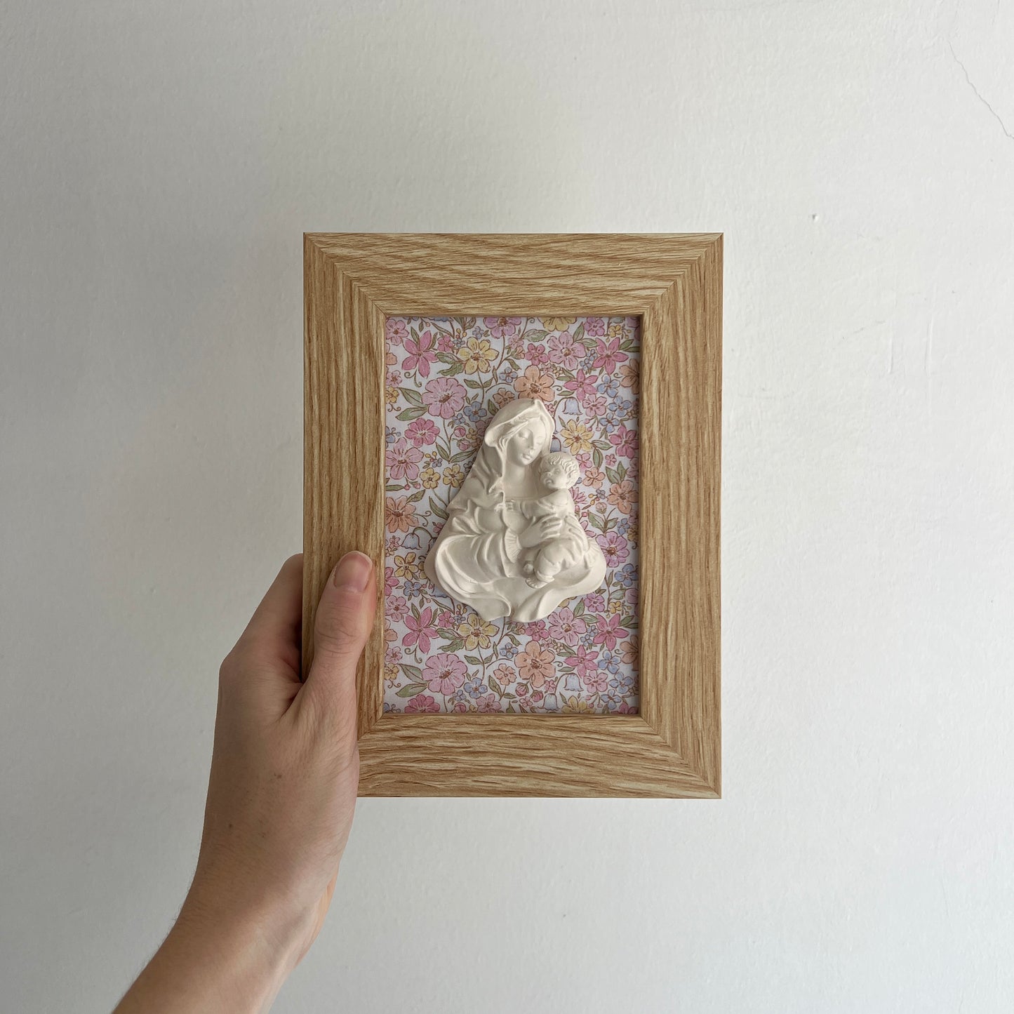 PRE-VENTA Cuadro Virgen de la Familia - Flores rosas y amarillas (marco madera) | Se enviará el miércoles 10 de diciembre