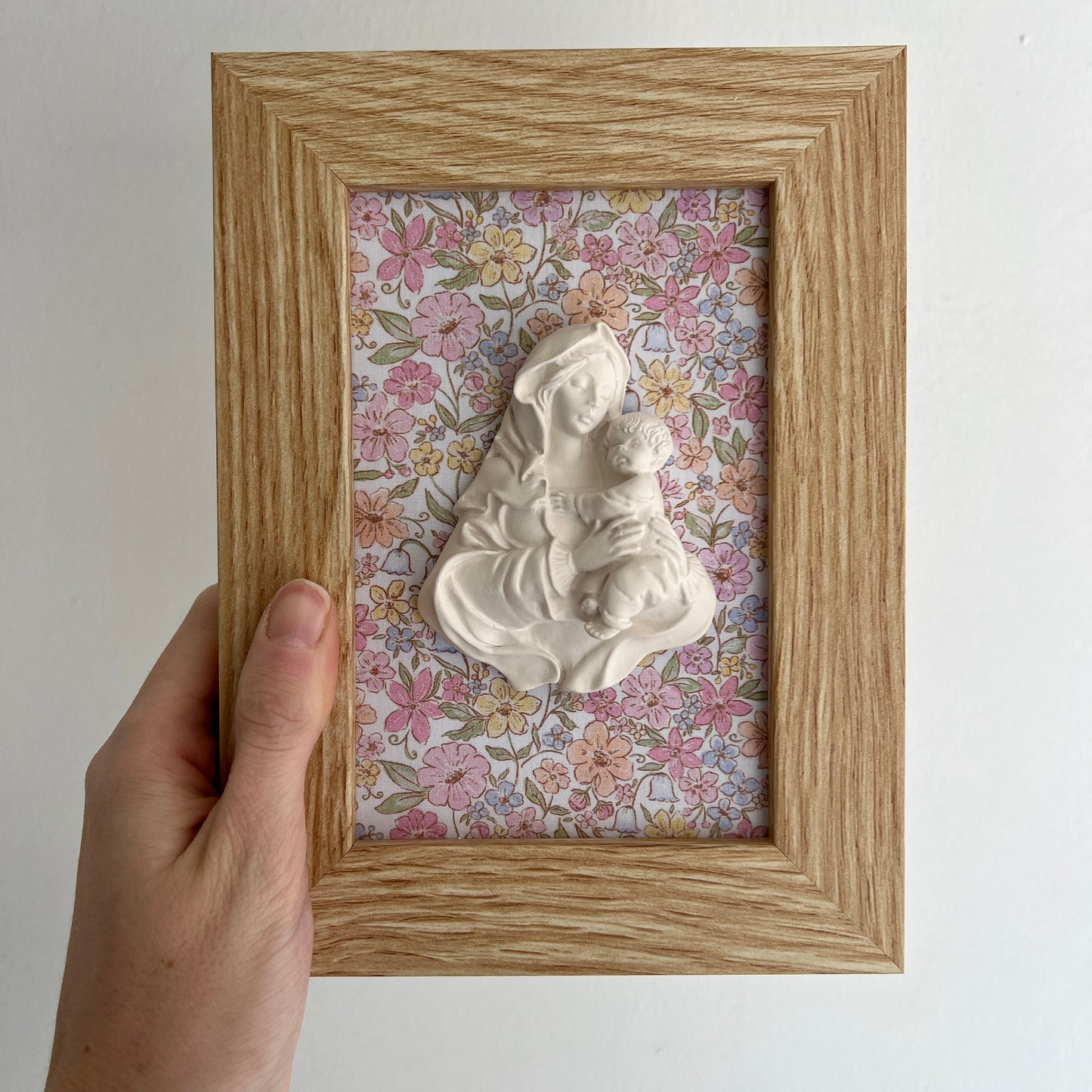 PRE-VENTA Cuadro Virgen de la Familia - Flores rosas y amarillas (marco madera) | Se enviará el miércoles 10 de diciembre