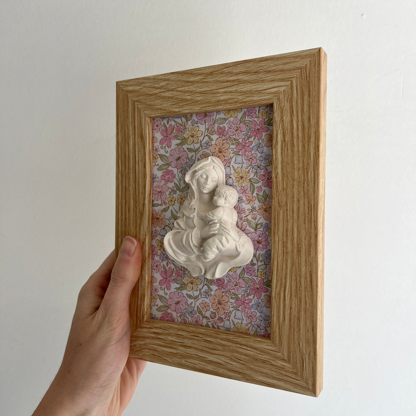 PRE-VENTA Cuadro Virgen de la Familia - Flores rosas y amarillas (marco madera) | Se enviará el miércoles 10 de diciembre