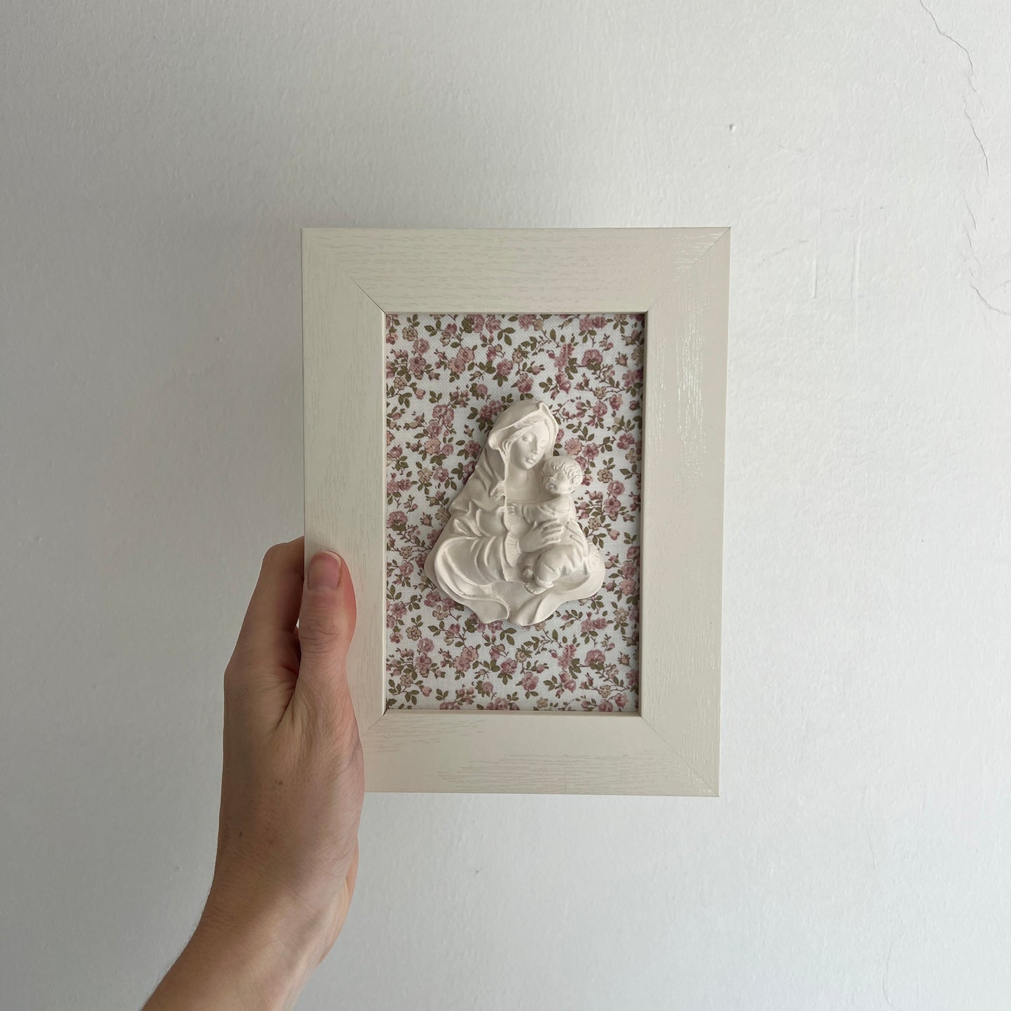 PRE-VENTA Cuadro Virgen de la Familia - Flores rosa empolvado (marco blanco) | Se enviará el miércoles 10 de diciembre